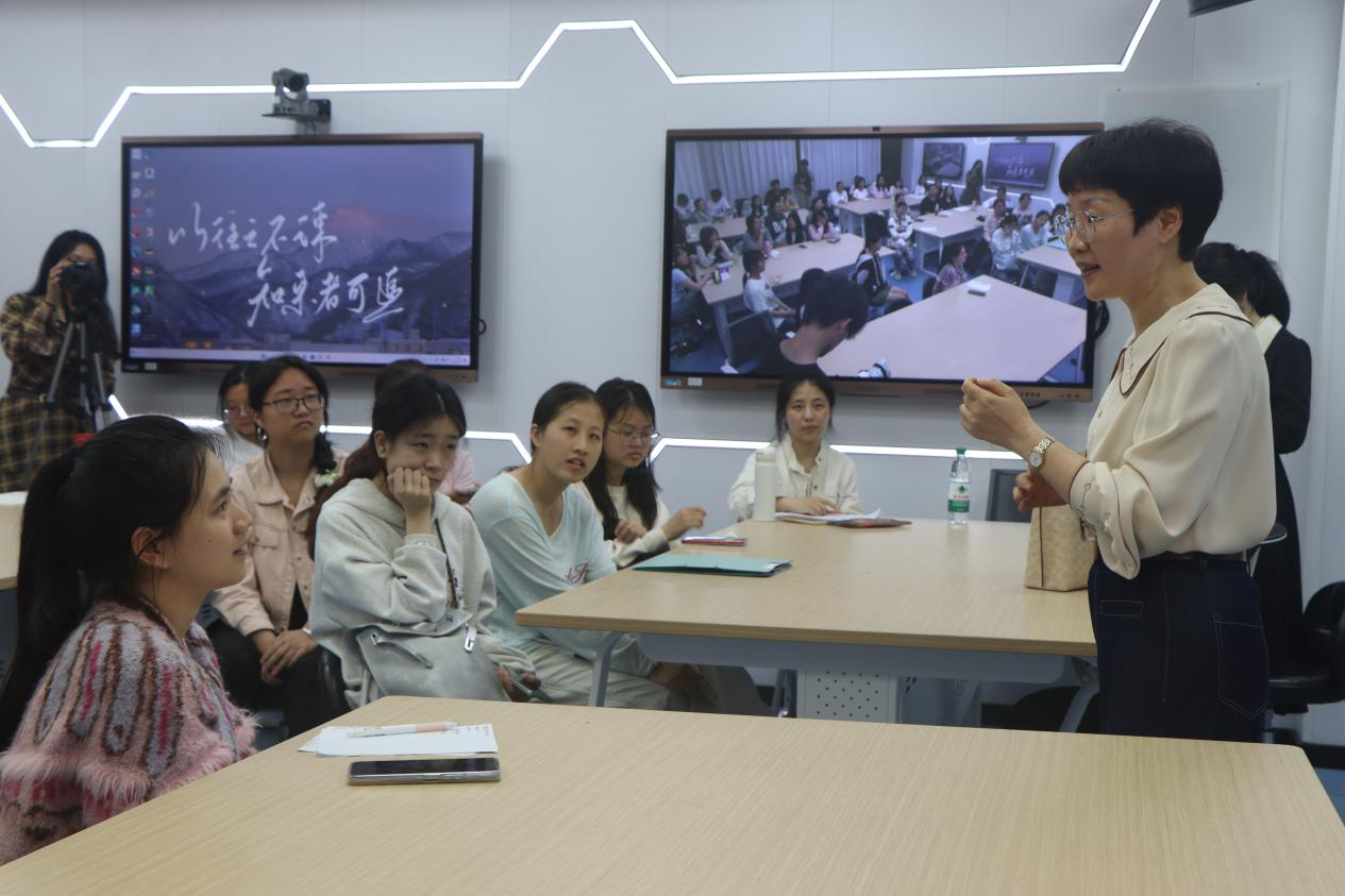 潮音文艺社成功举办“做有温度的语文教育者”师范素养系列讲座