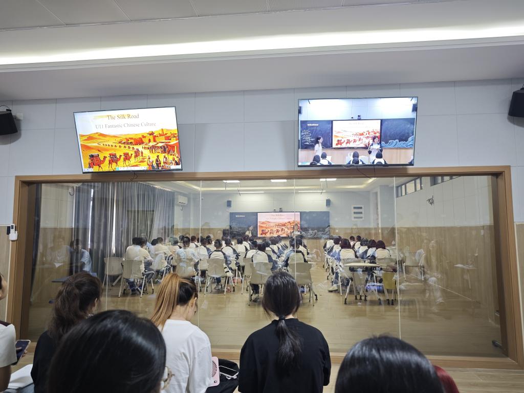 beats365亚洲版官网2023级英语专业员工赴东侨二中开展见习听课活动
